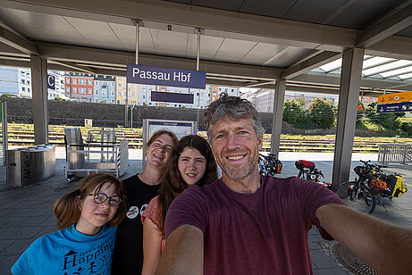 Warten auf unseren Zug im Bahnhof Passau
