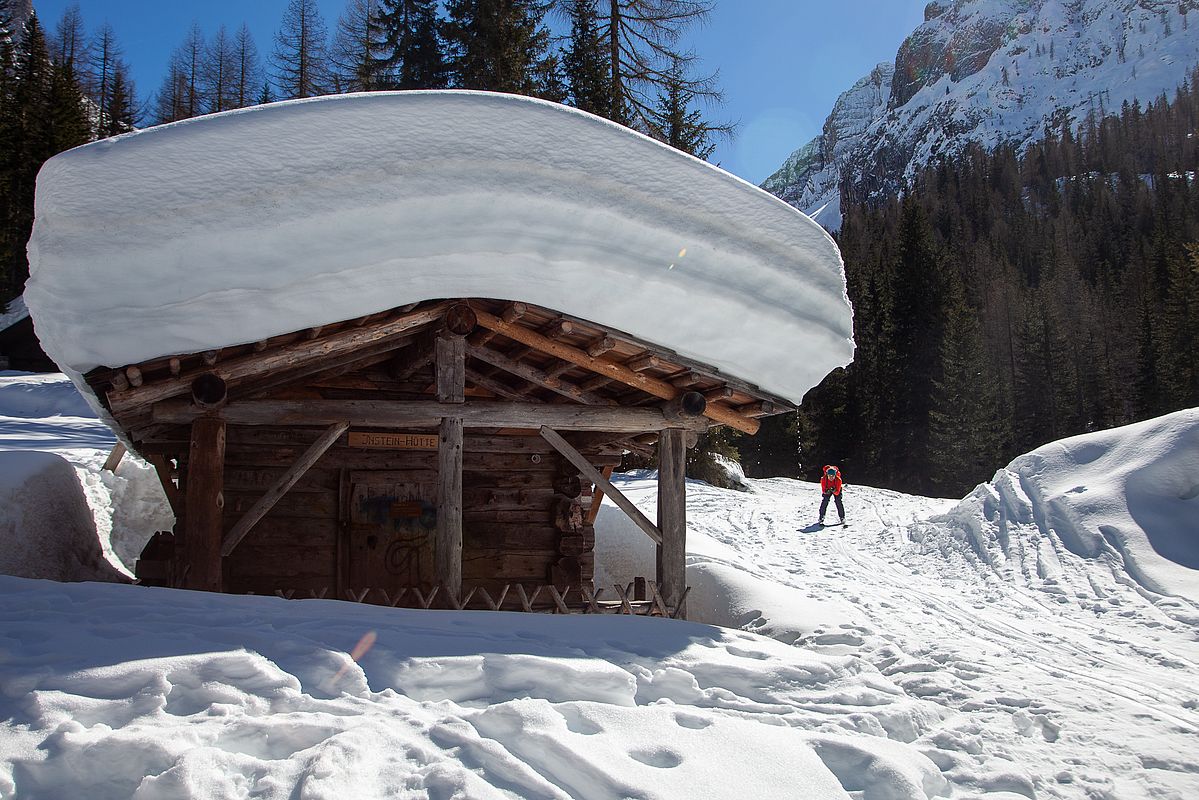 Sehr hohe Schneelage in den Lienzer Dolomiten - hier an der Insteinhütte (1700 m)