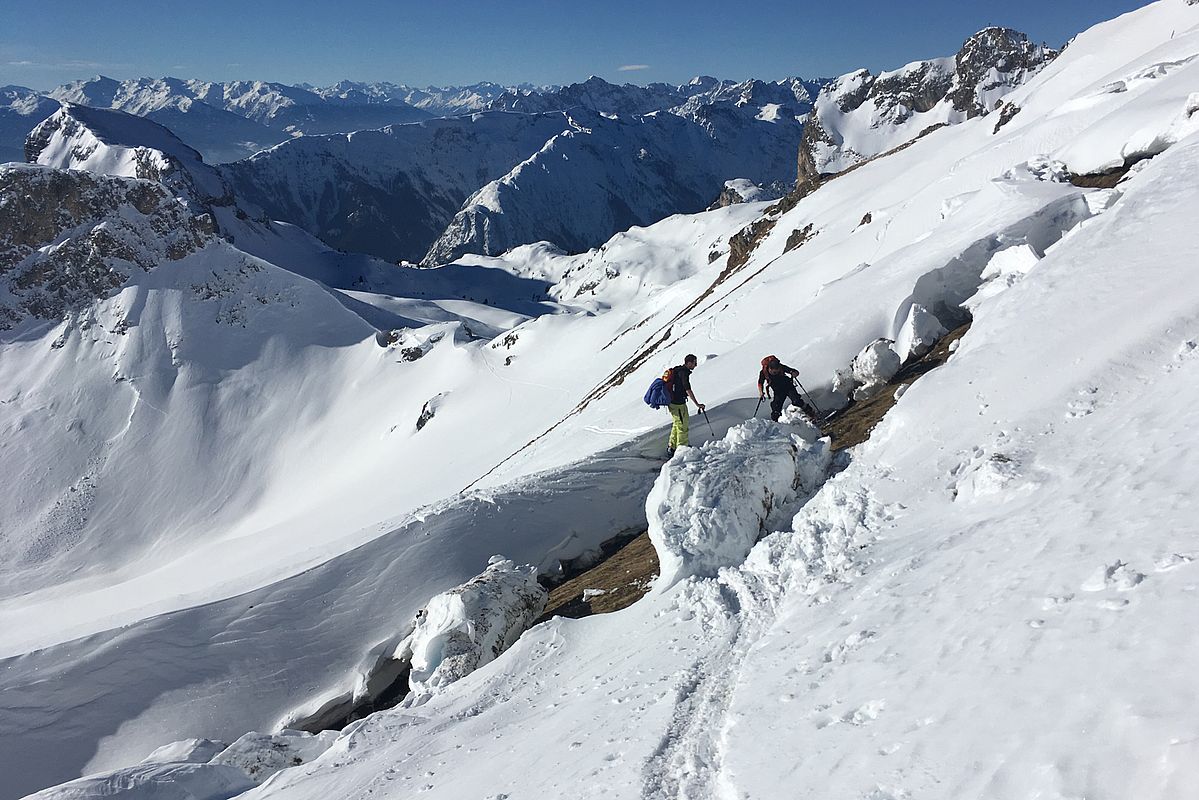 Großes Schneemaul im Gipfelhang.