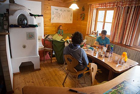 Die komfortable Stube der Schwarzenbichlhütte.