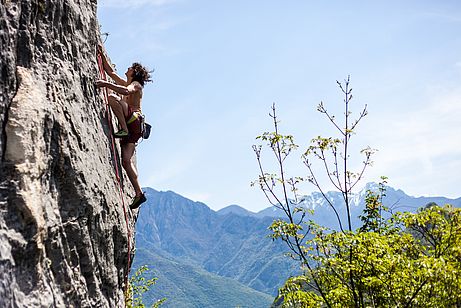 Stefan in der Oldschoolplatte "Abete Maledetto" (7a+) in Crosano