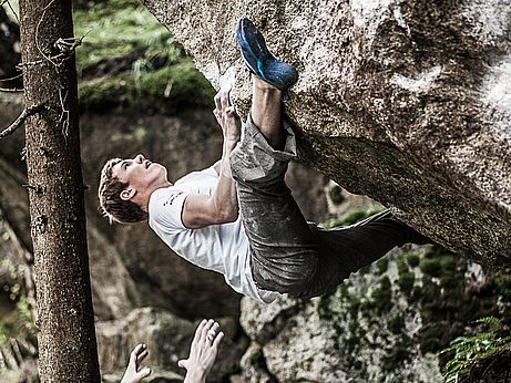 Der Hook von Julian klebt förmlich am Fels beim Bouldern im Ötztal.