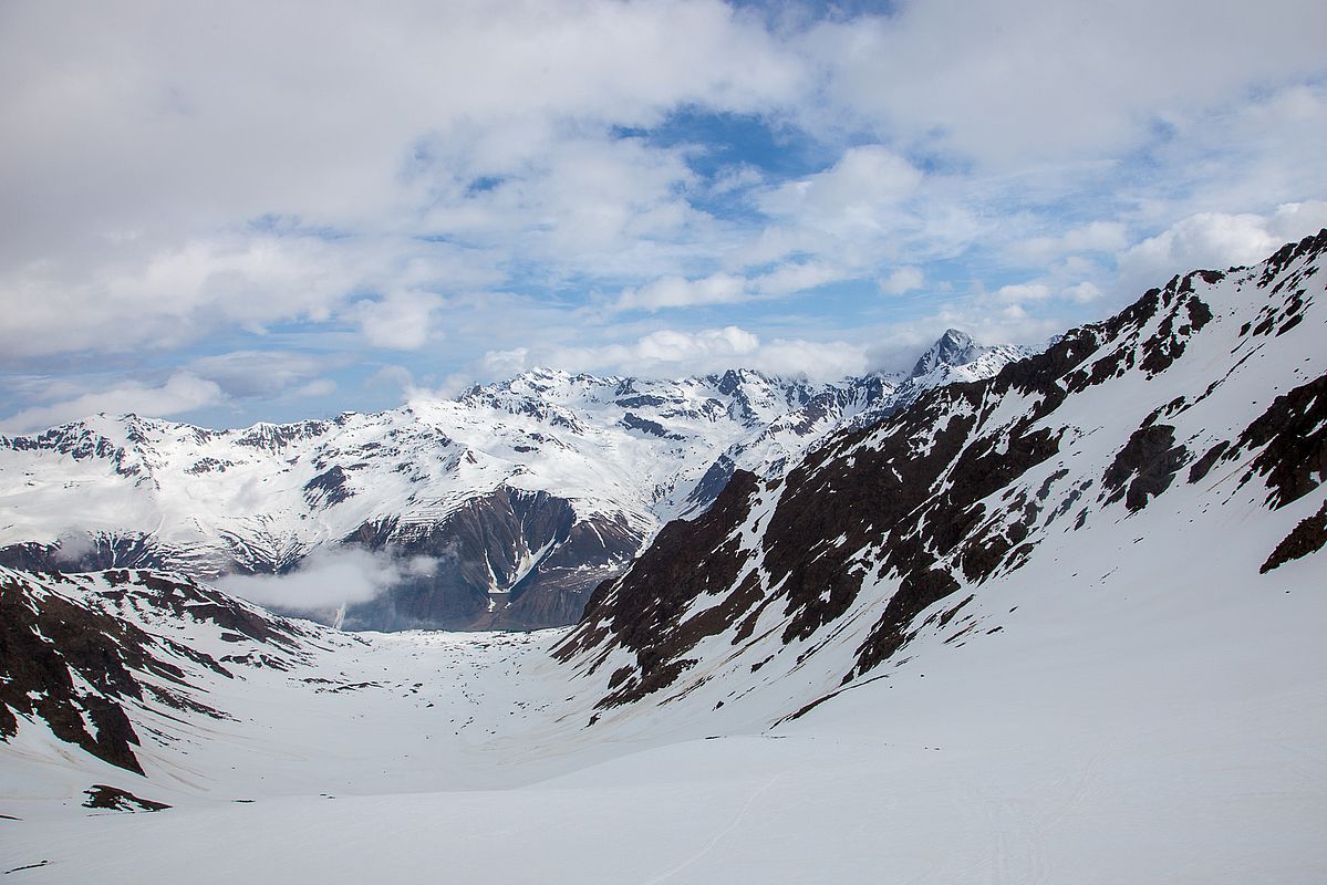 Blick durchs Mitterloch in Richtung Nauderer Hennesiglspitze und Glockhauser.