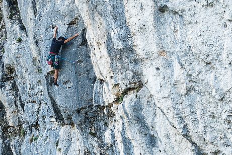 Toller Lochfels und schattiges Ambiente im Sektor "Nut" in Sella Nevea