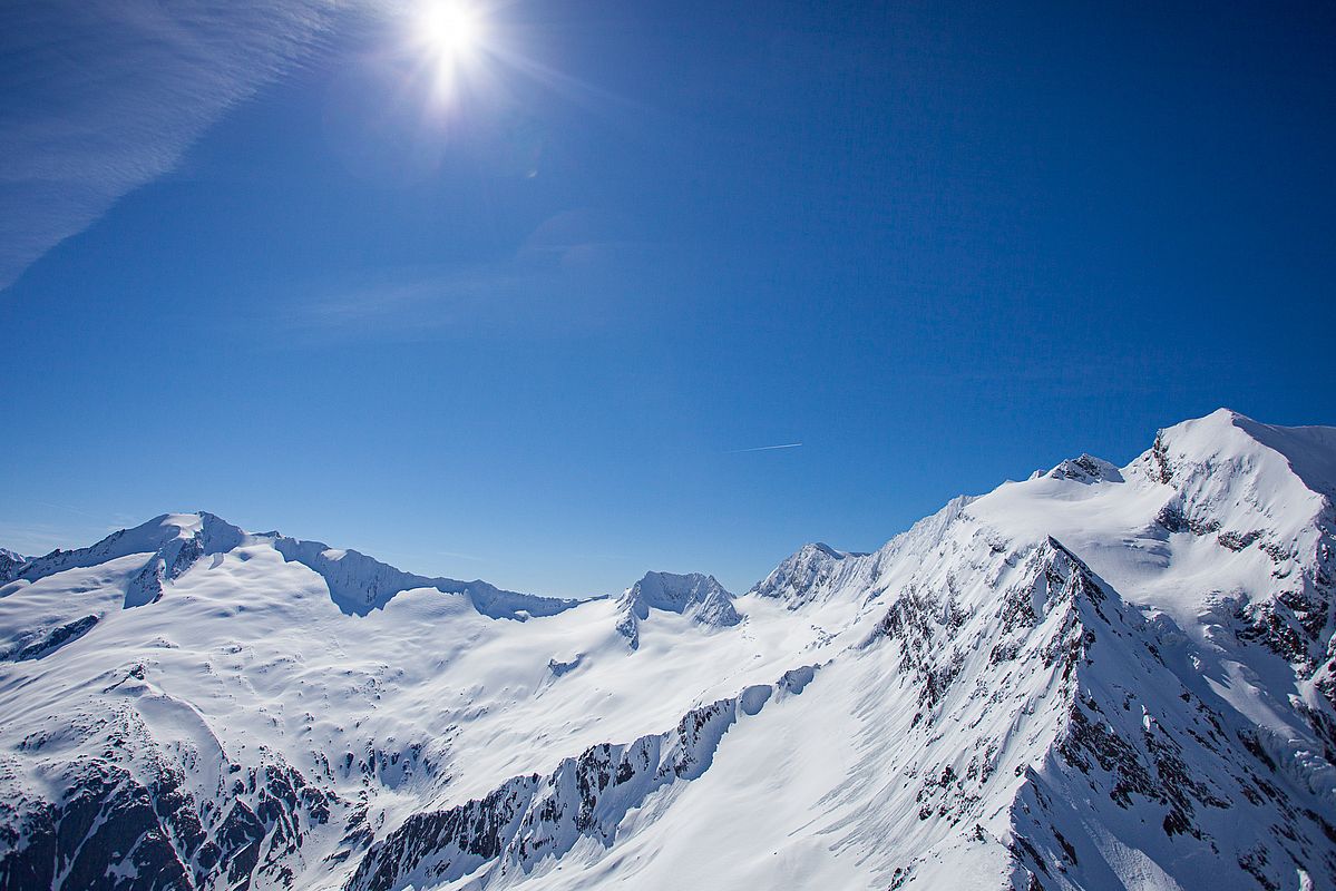 Bestes Wetter und frisch angeschneiter Möseler (links)