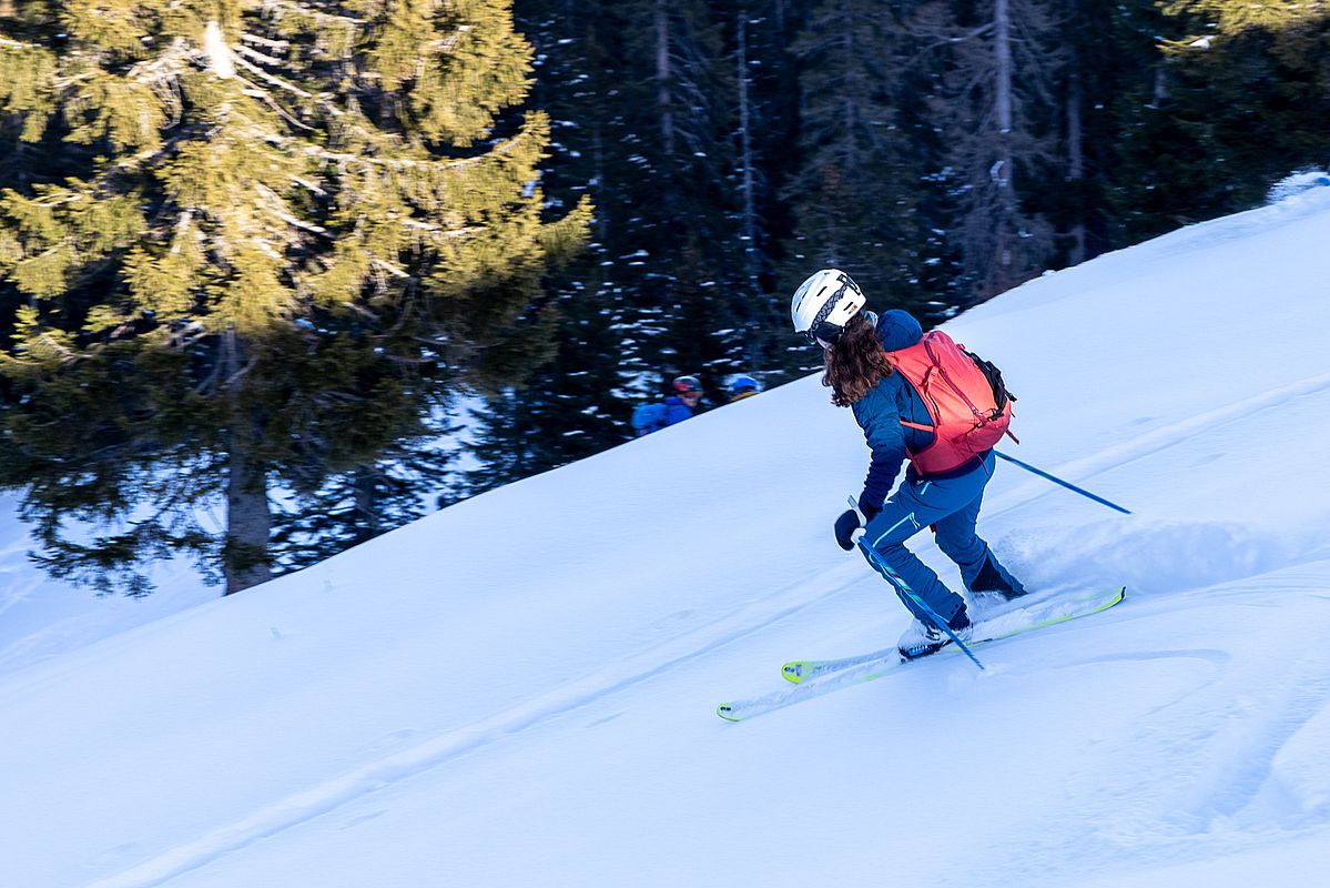 Abfahrt im Schatten mit Pulverschnee