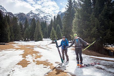 Ende Gelände - kurz vor St. Jakob schnallen wir endgültig die Ski ab, hinten die Felbespitze.