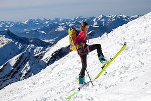 Spitzkehre im recht zerackerten Gipfelhang.