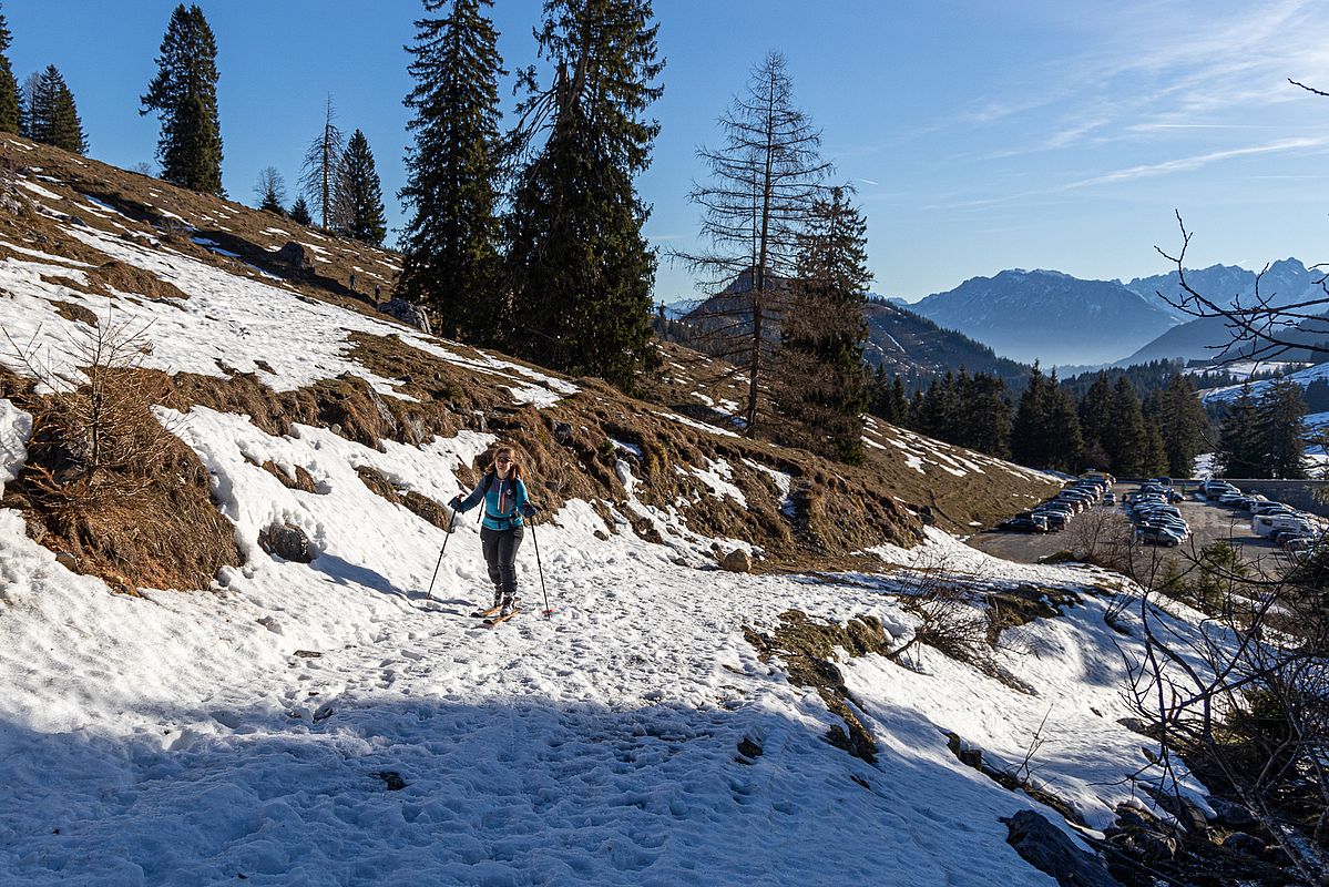 Kurz hinter dem Parkplatz kann man die Ski anschnallen