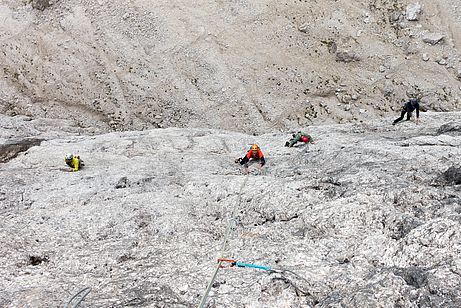 Blick nach unten auf die wild umherirrenden Seilschaften.