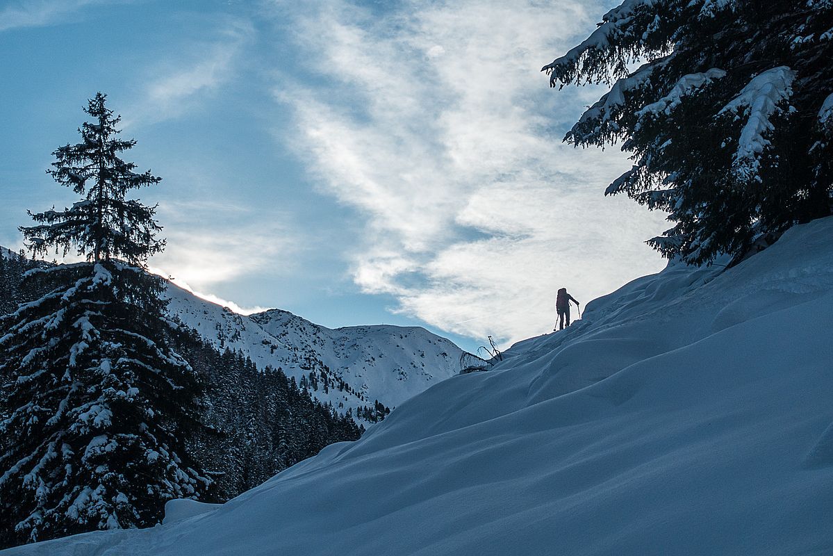 Windstille im Aufstieg - oben an den Kämmen teils schon deutliche Schneefahnen.