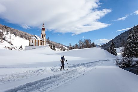 Zehn Minuten Fußmarsch entlang des Winterwanderwegs zum Eingang des Fradertales.