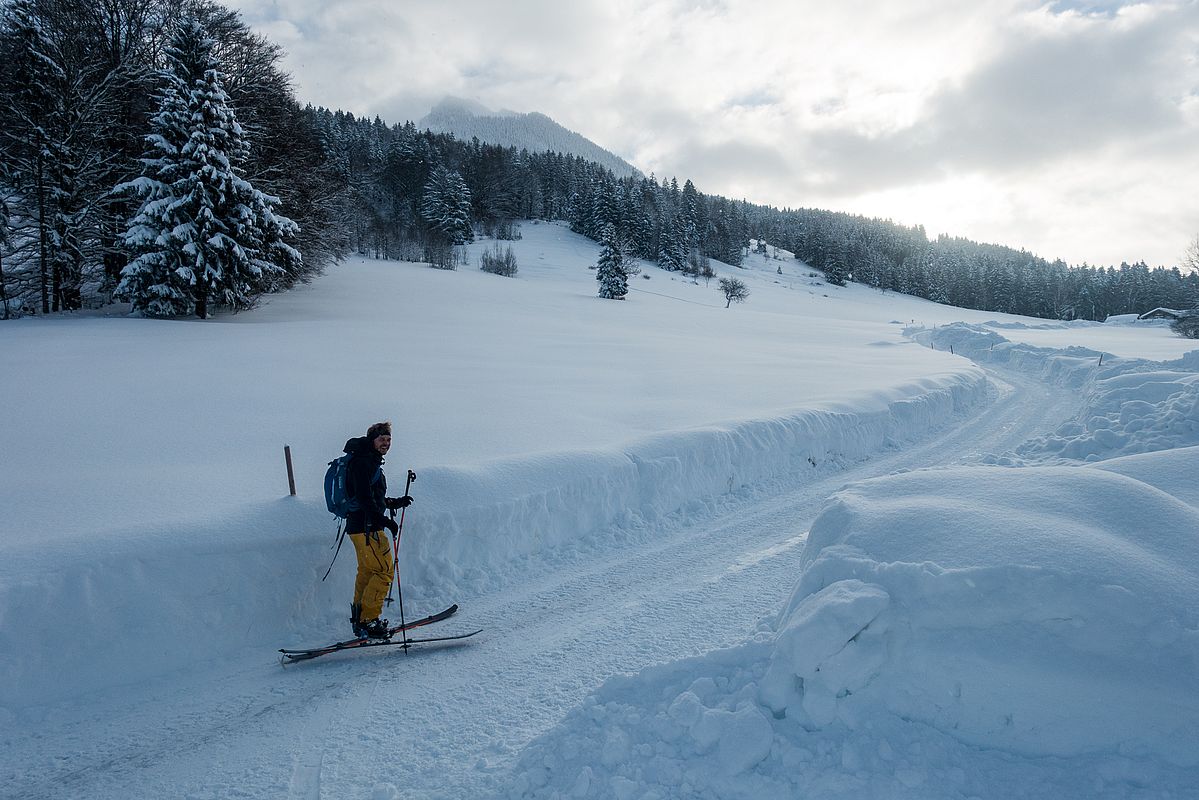 Viel Schnee schon unten an den Wiesen oberhalb des Winklstüberls