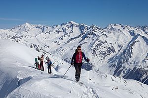 Blick am Gipfelgrat zur Dreiherrnspitze