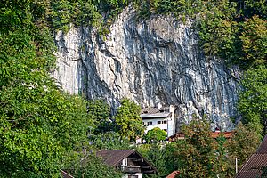 Das Gasthaus "Weber an der Wand" mit der Weberwand 