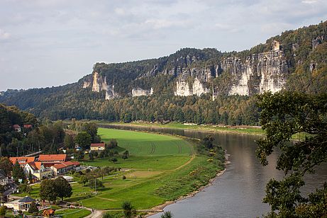 Toller Ausblick auf die Elbe - an den Massivwänden ist das Klettern nicht erlaubt