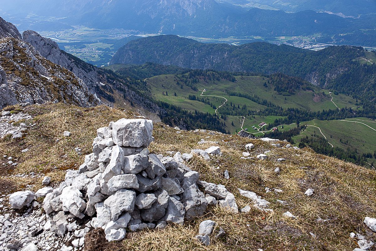 Am Östlichen Hackenkopf hat man einen schönen Tiefblick auf die Steinbergalm