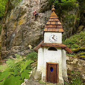 Miniaturkirche des Zwergerlwegs vor der Bunten Wand - einem der Sektoren des Monkey Heaven