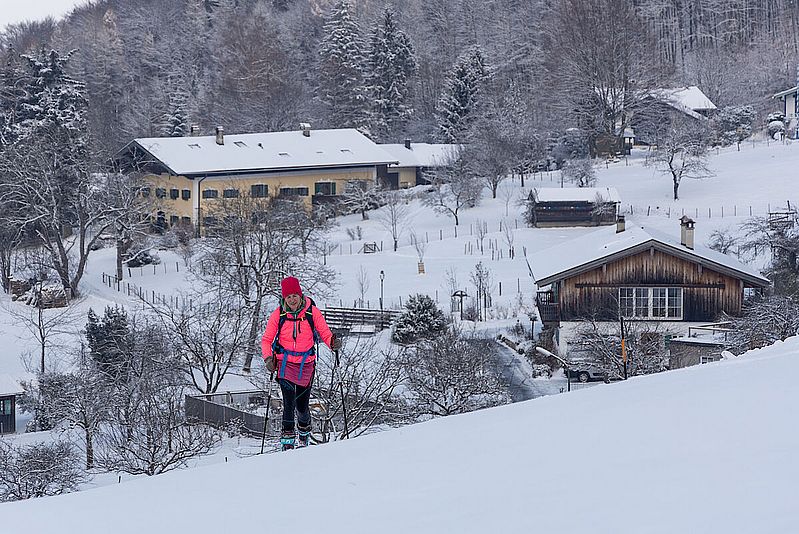 Wer mit dem Zug fährt sieht mehr von der Gegend - schöner Marsch durch die Weiler bis zur Piste