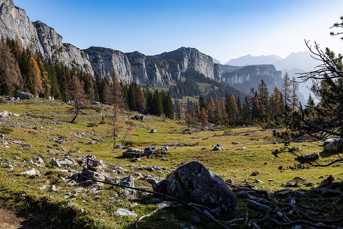 Blick auf den genialen Felsriegel von der Steinplatte bis zur Loferer Alm