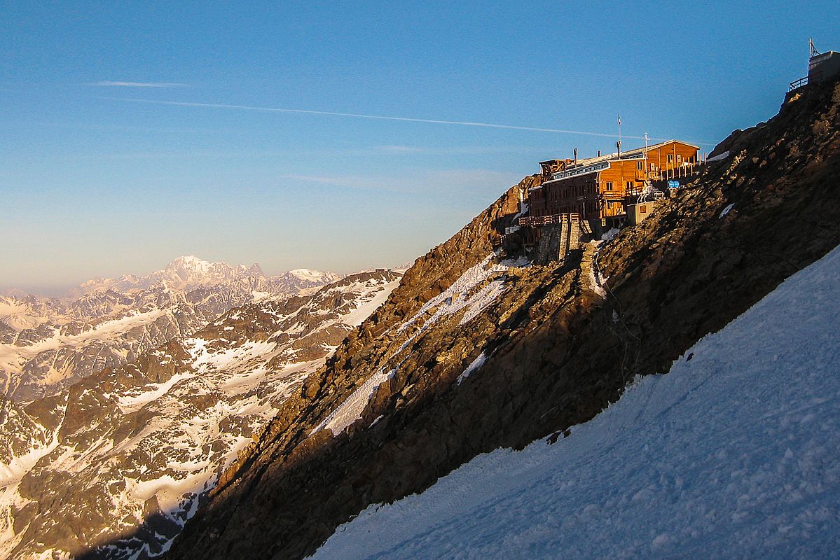 Morgenlicht an der Gnifetti-Hütte - im Hintergrund der Mont Blanc 