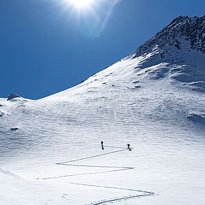 In vielen Spitzkehren gehts bergauf