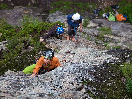 Selina in der 2. Seillänge von "Strada del Sole" (6a+/6b), Nößlach 