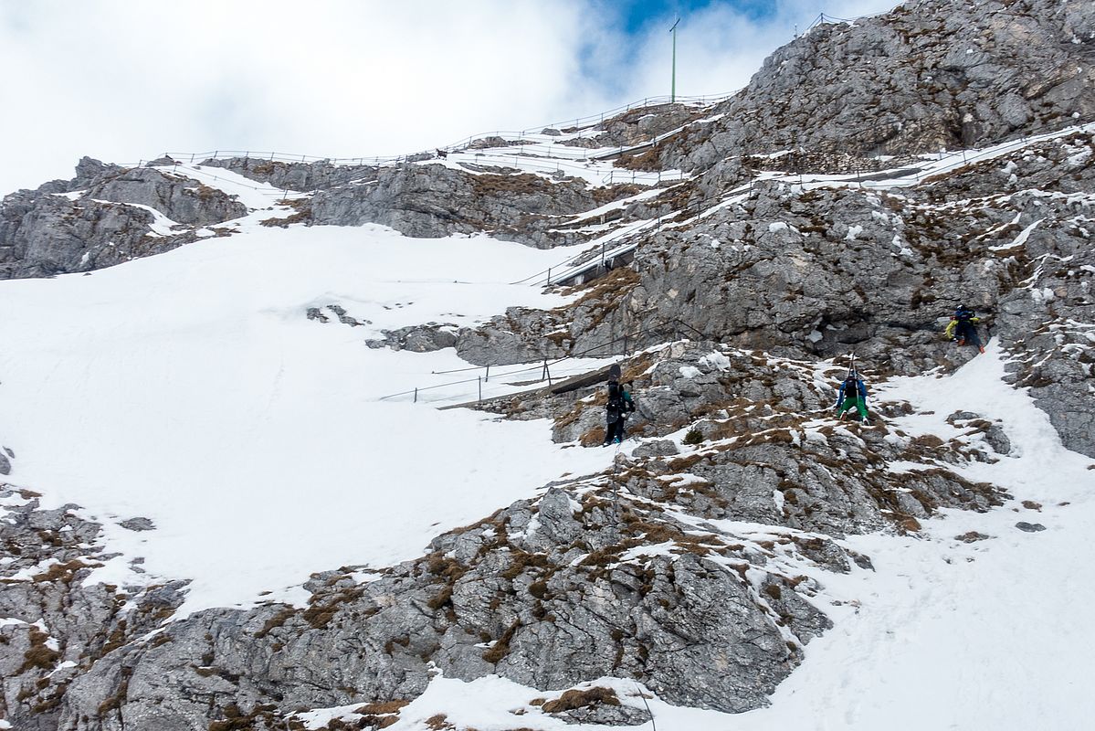 Die Wendelstein-Südflanke - die Felskraxler vor uns sind dann doch noch in den Schnee gequert.