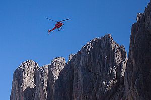 Ein Hubschrauberflug im Gebirge ist oft ein Fall für die Versicherung
