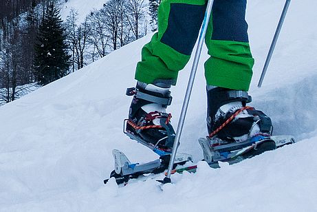 Mit dem Bindungsadaper von Contour können Kinder mit Pistenbindungen aufsteigen. Sind die Schuhe kleiner als 24,5 cm Sohlenlänge, muss man sich mit Reepschnüren behelfen.