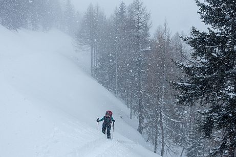 Besonders im Kesselbachtal gibt es einige weniger lawinengefährdete Touren für Tage mit viel Neuschnee.