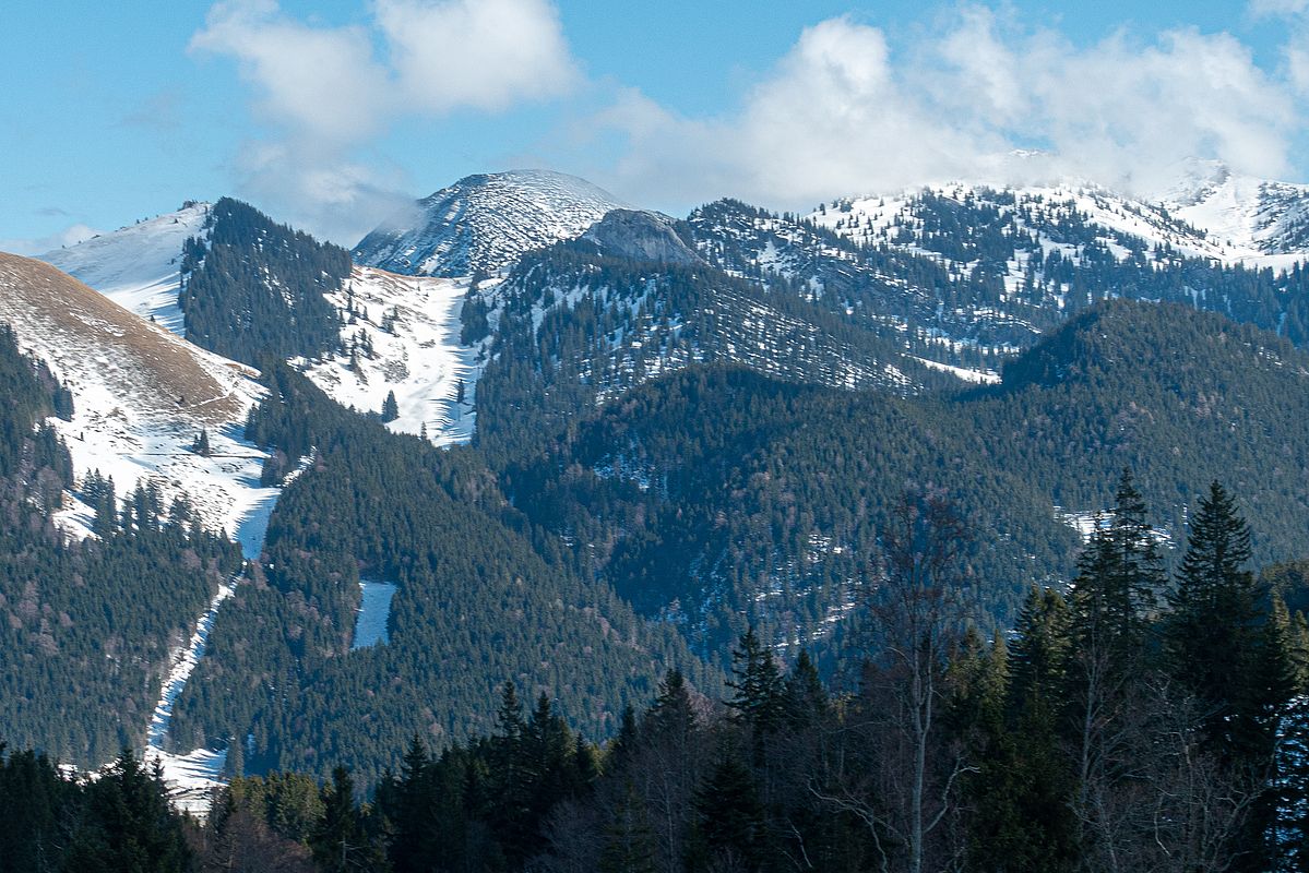 Die Westseiten mit dem Lochgraben in Richtung Taubenstein.