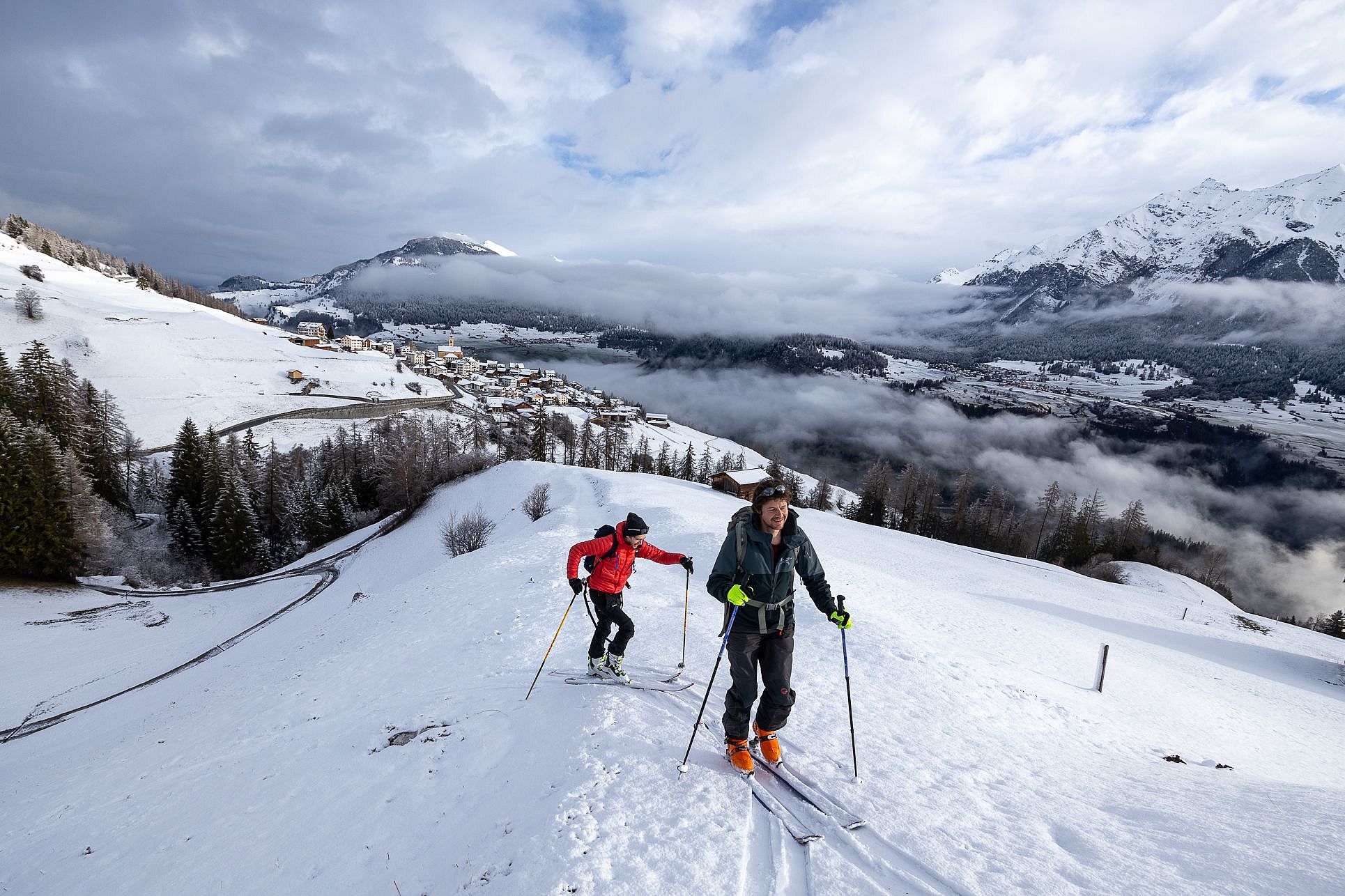 Nur wenig Neuschneeauflage auf den Wiesen oberhalb von Stierva