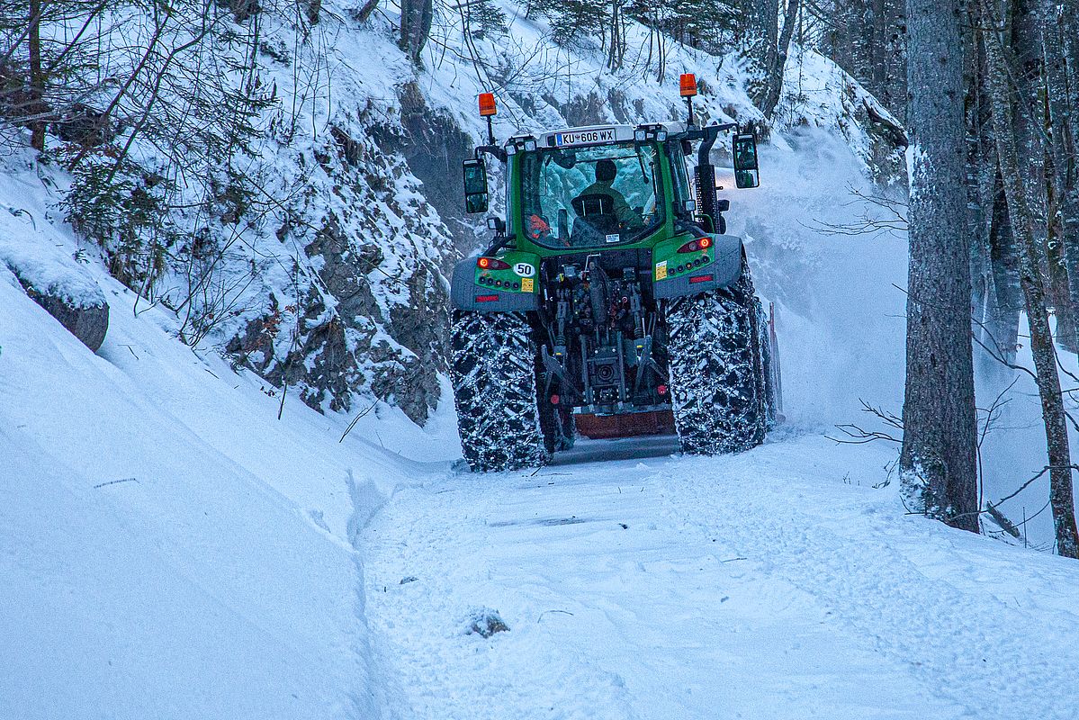 Mit der Schneefräse wird die Schneelage auf der Rodelbahn der Mariandlalm nivelliert