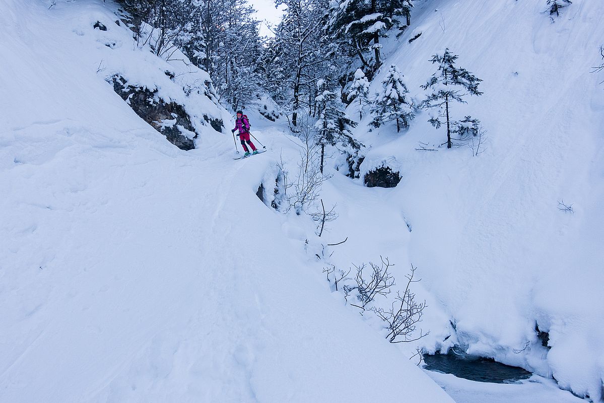 Am schmalen Sträßchen durch den Klausgraben, sollte man die Ski im Griff haben.