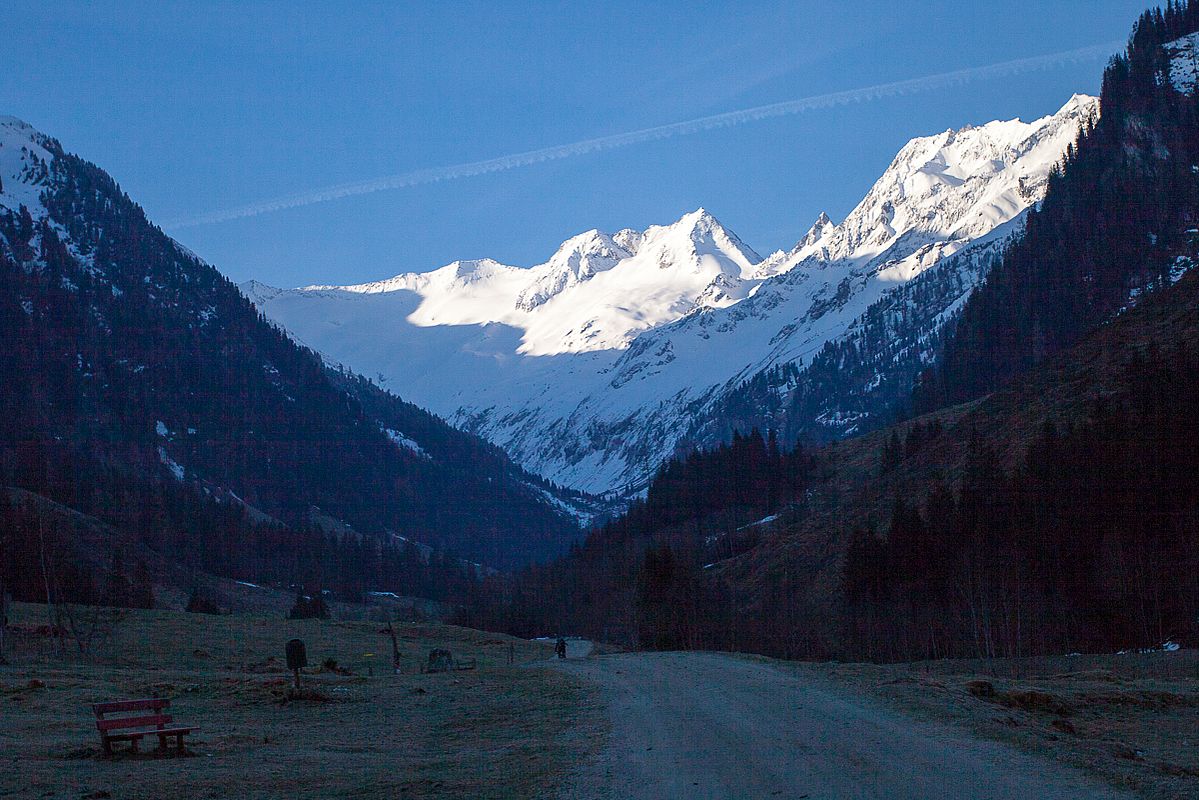 Um halb lag das Tal noch im Schatten - die Gipfel waren schon beleuchtet - rechts hinten der Zillerkopf. 