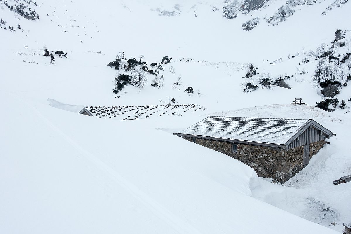 Tief eingeschneite Kleintiefentalalm