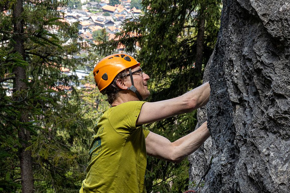 Griffiger rauer Kalk in der Route Hinkelstein (6)