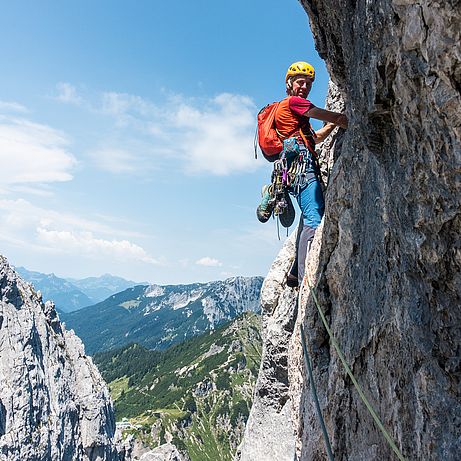 Die Querung aus der Nische in der ersten "richtigen" Seillänge der Route.