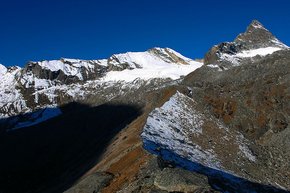 Der Yalung-Ri ist der Schneegipfel in Bildmitte - die namenlose Felspyramide rechts ist 10m niedriger.