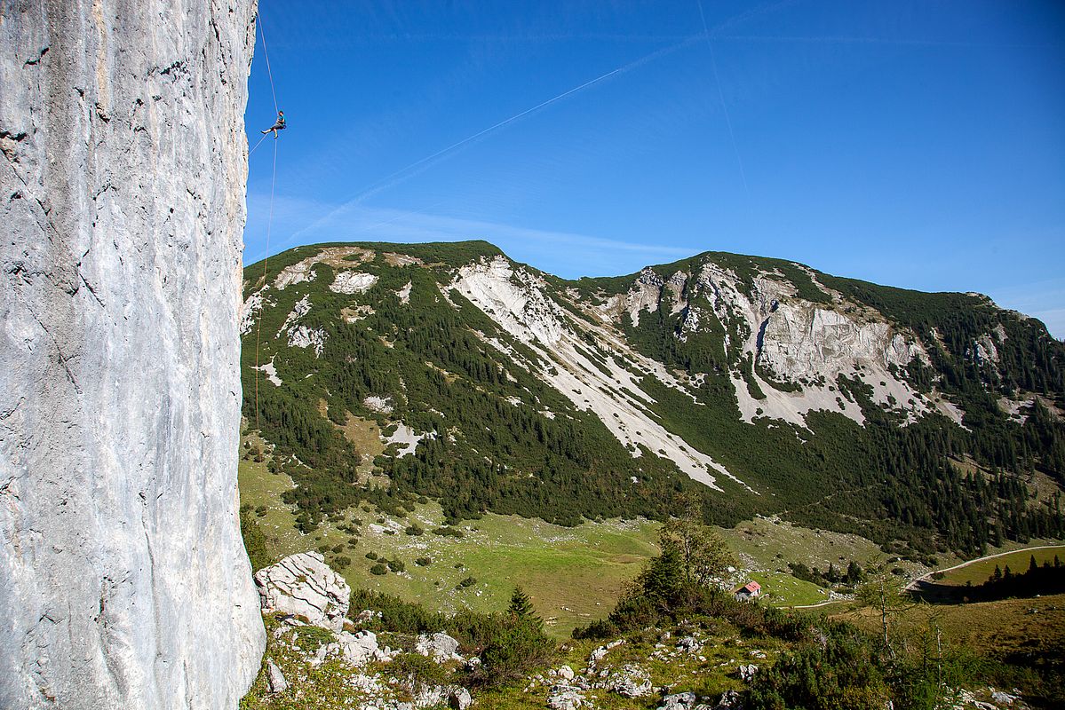 Exponierte Wand in idyllischer Landschaft