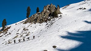 Dürftige, aber gut durchgefrorene Schneedecke beim Aufstieg zum Steinbergstein. 