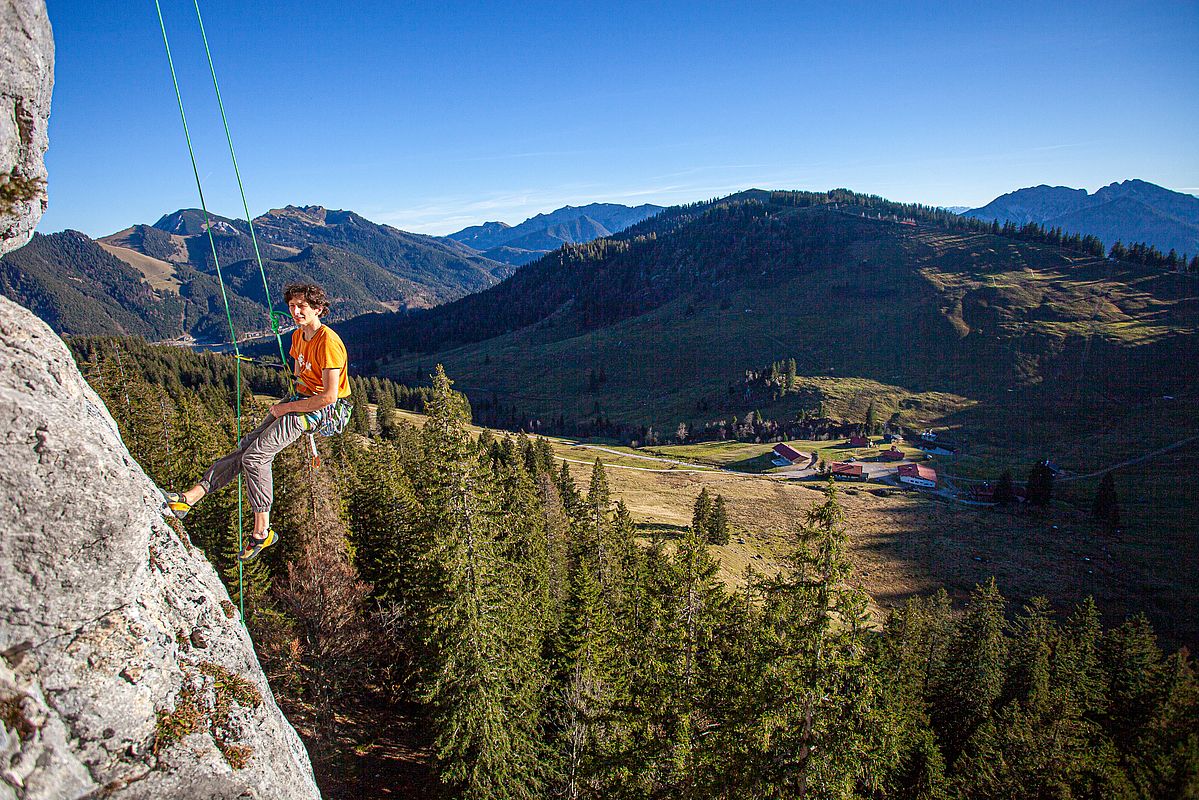 Tiefblick auf Spitzingsee und Untere Firstalm