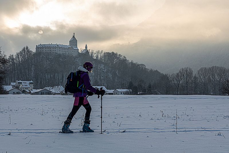 Coole Wolkenstimmung mit Schloß Hohenaschau