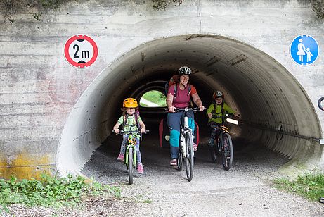 Kindergerechter Tunnel - ich musste hingegen den Kopf einziehen