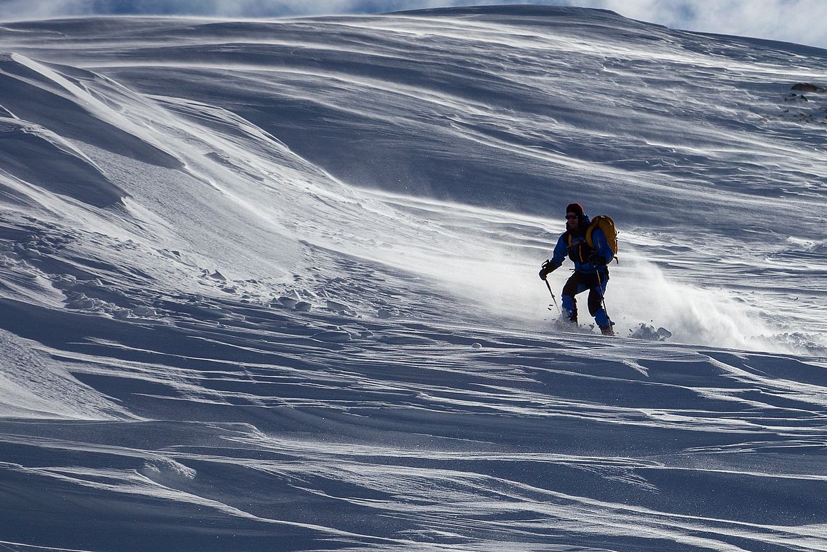 Im oberen Teil entlang des Kammes teils recht windbehandelter Schnee