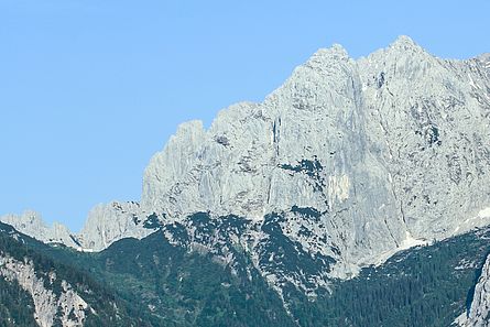 Die Totenkirchl-Westwand aus dem Kaisertal fotografiert