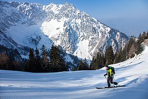 Aufstieg aus dem Winkelkar zum Jöchl am Heuberg.