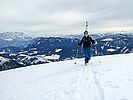 Wenn man seine Steigfelle daheim läßt muss man die Ski eben tragen - aber auf den südseitig verharschten Hängen heute kein Problem, selbst im flachen Gelände bei weniger hartem Deckel ist man kaum eingebrochen.