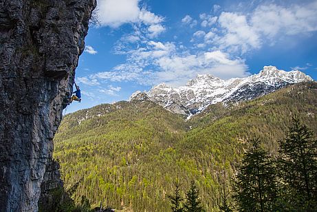 Klettergarten Adolari vor der Kulisse der Loferer Steinberge